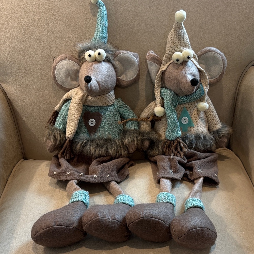 Wisteria winter/Christmas mouse family-Mom and Dad.  Set of two.